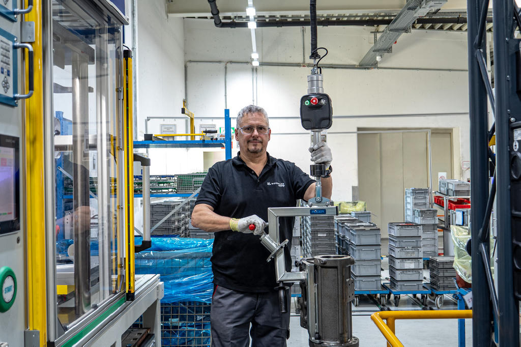 QLAシステムは、重い機器を搬送する際の社員の負担を著しく軽減します。